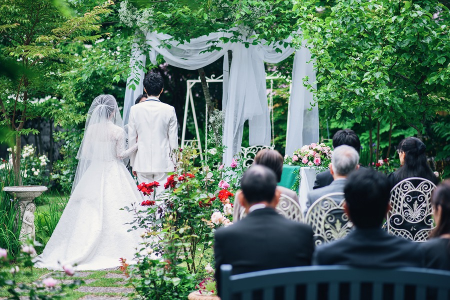 ガーデンに咲く彩豊かなバラたちが
お二人の結婚式を鮮やかに飾ります
