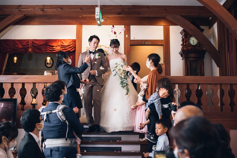 挙式の舞台はオルゴール博物館
貴重なオルゴールが奏でるBGMは
優しく温もりある挙式を演出