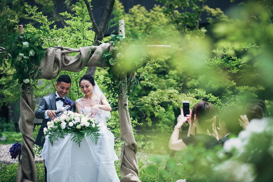 森のレストランで叶える温かな結婚式
「シンフォニアガーデン」
お洒落な空間で自然を眺めながら
からだに優しいお料理と会話を楽しむ