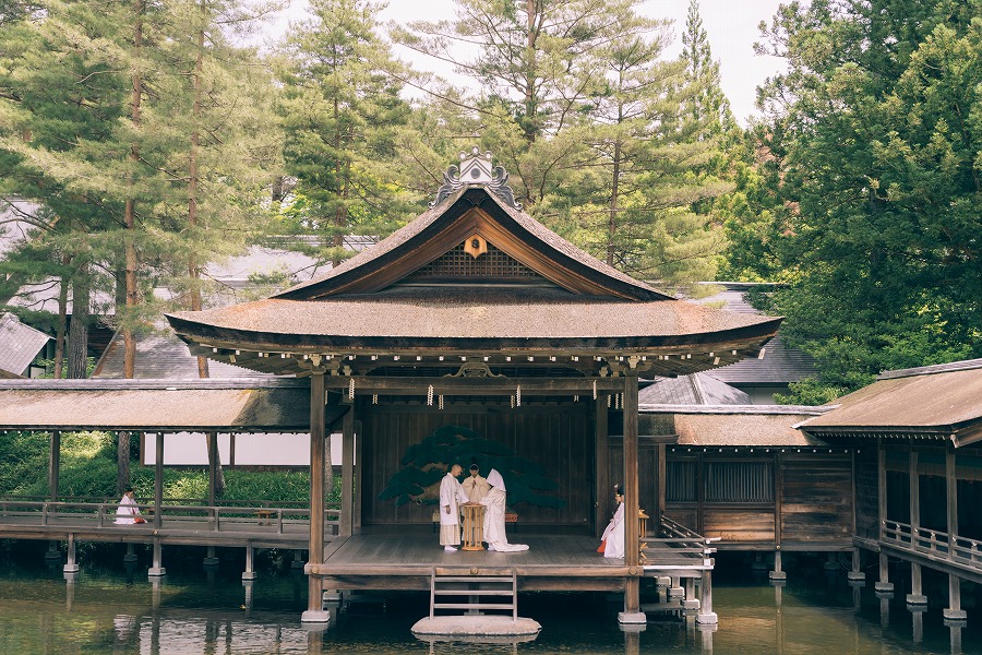<和婚におすすめスタイル>
身曾岐神社とのコラボ!
格式高い人気の神社で神様に誓う
「神前挙式」× ピオニエパーティー