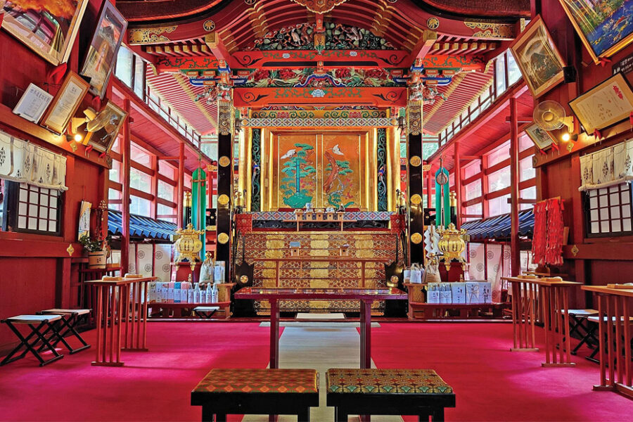 圧倒的なスケールで魅了する神社式
湖畔で祝福の調べを奏でる教会式
レストランテラスで行うラフな人前式
全てが印象的で他にはない挙式
